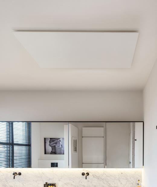 Wit RAIO infraroodpanel aan plafond badkamer